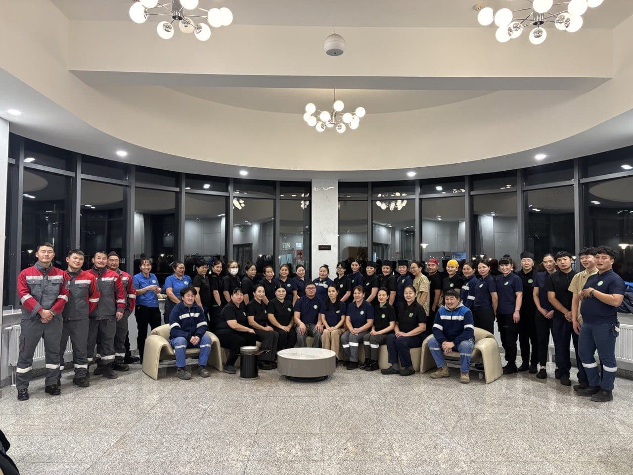 The full Gurvan Husht Foods team